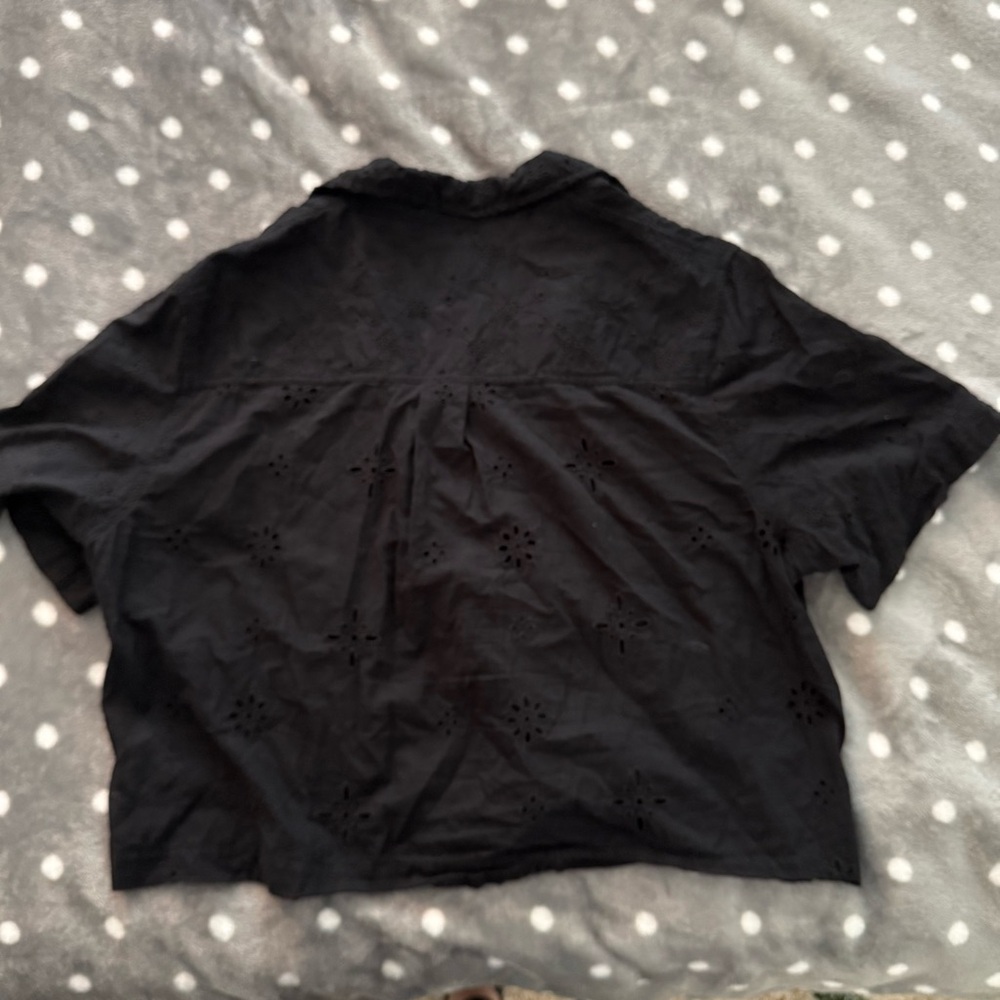 American Eagle Black Eyelet Cropped Button-Up Top - Picture 4 of 4
